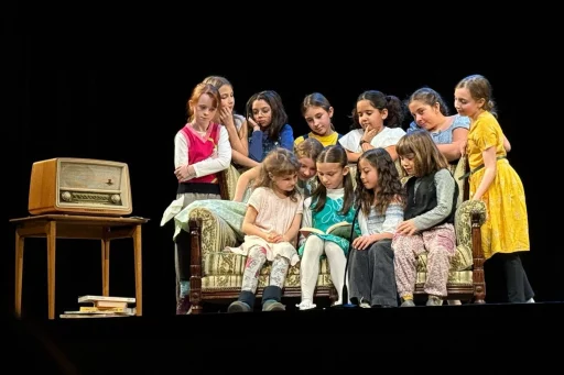 MINI TEATRO: What Girls Are Good For